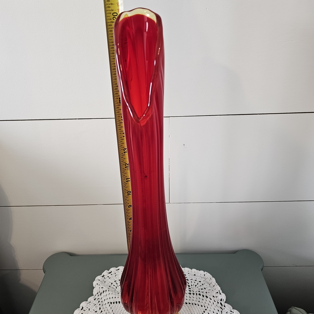 Elegant "Vintage" L.E. Smith Red Swung Glass Vase - Picture 12 of 15